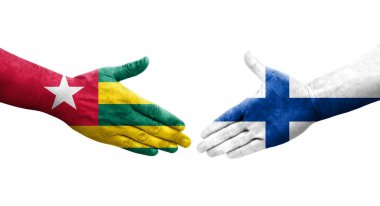 Finlandiya ve Togo bayrakları arasındaki el sıkışma ellerde resmedilmiş, izole edilmiş şeffaf resim.