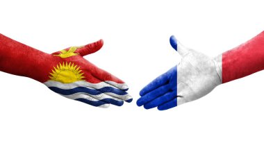 Fransa ve Kiribati bayrakları arasındaki el sıkışma ellerinde resmedilmiş şeffaf görüntü.