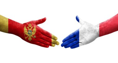 Fransa ile Karadağ arasındaki el sıkışma ellerinde bayraklar, izole edilmiş şeffaf görüntü.