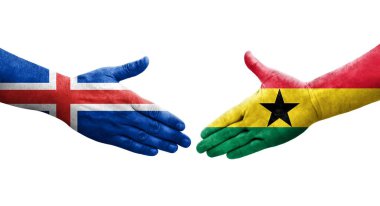 Gana ve İzlanda bayrakları arasındaki el sıkışma ellerinde resmedilmiş şeffaf görüntü.