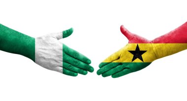 Gana ve Nijerya bayrakları arasındaki el sıkışma ellerinde resmedilmiş şeffaf bir görüntü.