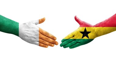 Gana ve İrlanda bayrakları arasındaki el sıkışma ellerinde resmedilmiş şeffaf görüntü.