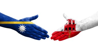 Cebelitarık ve Nauru bayrakları arasındaki el sıkışma ellerinde izole şeffaf görüntü.