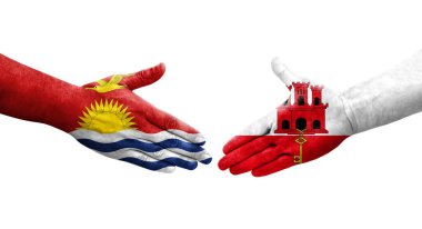 Cebelitarık ve Kiribati bayrakları arasındaki el sıkışma ellerinde izole şeffaf görüntü.