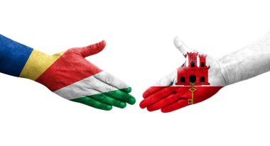 Cebelitarık ve Seyşel bayrakları arasındaki el sıkışma ellerinde izole şeffaf görüntü.