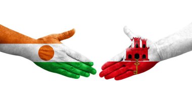 Cebelitarık ve Nijer bayrakları arasındaki tokalaşma ellerinde izole şeffaf görüntü.