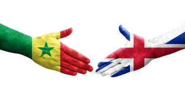 Büyük Britanya ve Senegal bayrakları arasındaki el sıkışma, izole şeffaf görüntü.