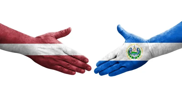 エルサルバドルとラトビアの旗の間の握手手で描かれた孤立した透明な画像 — ストック写真