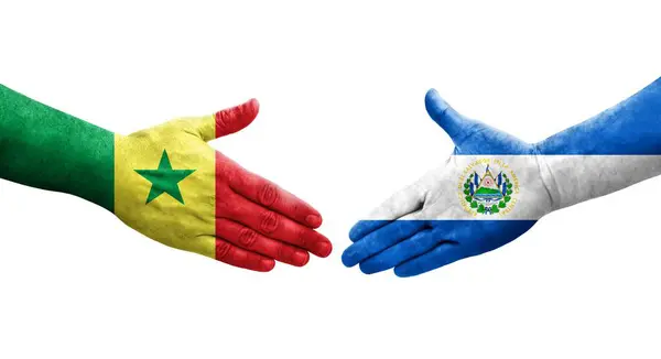 Handdruk Tussen Salvador Senegal Vlaggen Geschilderd Handen Geïsoleerd Transparant Beeld — Stockfoto