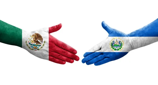 手に描かれたエルサルバドルとメキシコの旗の間の握手 孤立した透明なイメージ — ストック写真