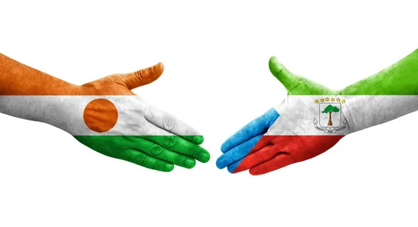 Handdruk Tussen Equatoriaal Guinea Niger Vlaggen Geschilderd Handen Geïsoleerd Transparant — Stockfoto