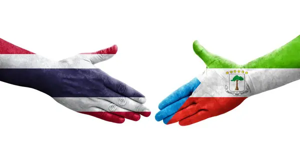 Händedruck Zwischen Äquatorialguinea Und Thailand Flaggen Auf Hände Gemalt Isoliertes — Stockfoto