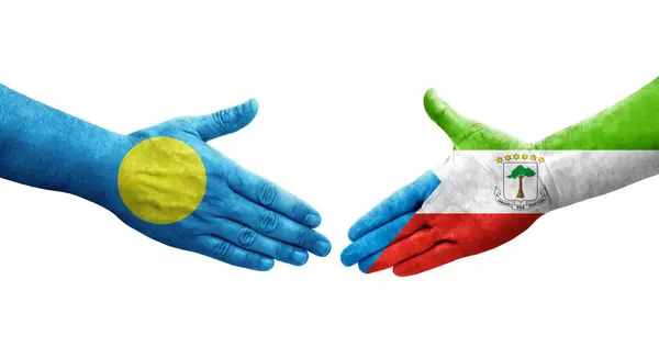 Händedruck Zwischen Äquatorialguinea Und Palau Flaggen Auf Hände Gemalt Isoliertes — Stockfoto