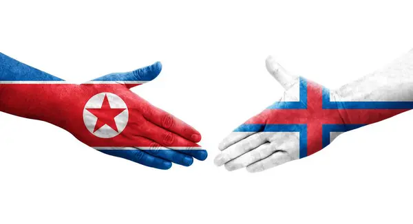 Aperto Mão Entre Ilhas Faroé Bandeiras Coreia Norte Pintadas Mãos — Fotografia de Stock
