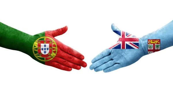 手描きで描かれたフィジーとポルトガルの旗の間の握手 隔離された透明なイメージ — ストック写真