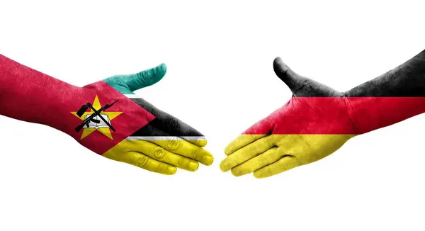 Apretón Manos Entre Alemania Mozambique Banderas Pintadas Las Manos Imagen — Foto de Stock