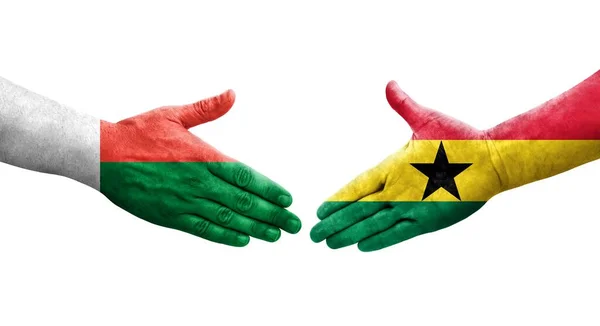 Händedruck Zwischen Ghana Und Madagaskar Flaggen Auf Hände Gemalt Isoliertes — Stockfoto