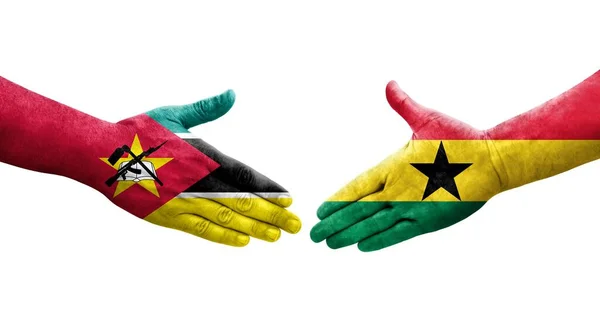 Uścisk Dłoni Między Flagami Ghany Mozambiku Namalowanymi Dłoniach Odizolowany Przezroczysty — Zdjęcie stockowe