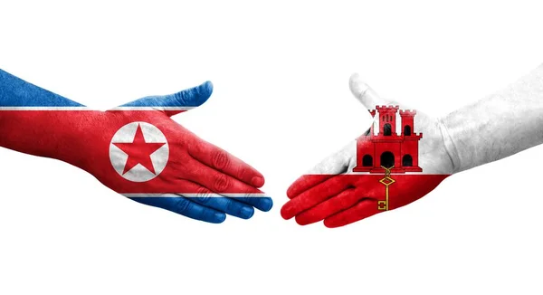 Händedruck Zwischen Gibraltar Und Nordkorea Flaggen Auf Händen Gemalt Isoliertes — Stockfoto