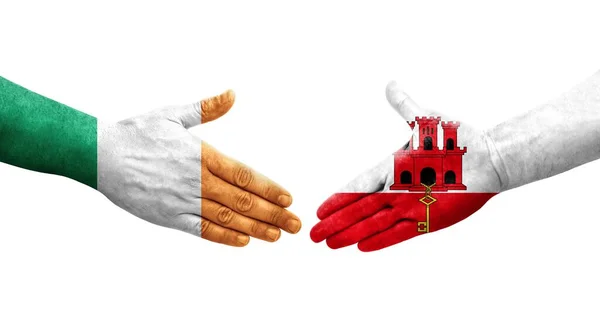Händedruck Zwischen Den Flaggen Gibraltars Und Irlands Auf Die Hände — Stockfoto