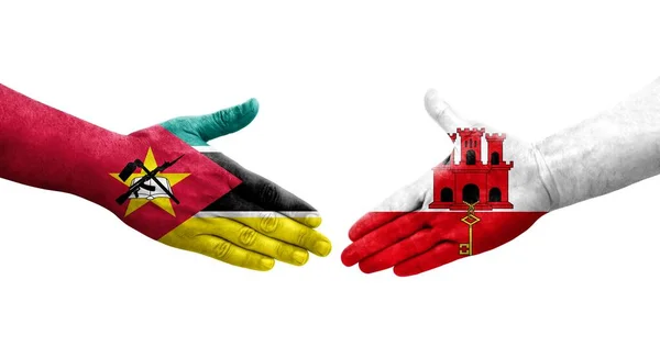 Händedruck Zwischen Gibraltar Und Mosambik Flaggen Auf Hände Gemalt Isoliertes — Stockfoto