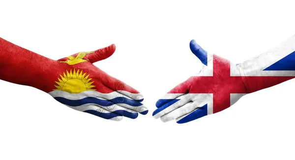 Handdruk Tussen Groot Brittannië Kiribati Vlaggen Geschilderd Handen Geïsoleerd Transparant — Stockfoto