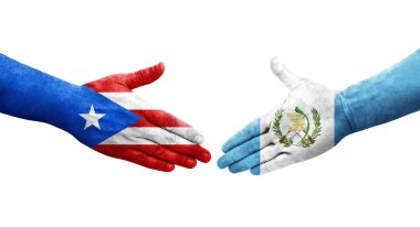 Guatemala ve Porto Riko bayrakları arasındaki el sıkışma ellerinde izole şeffaf görüntü.