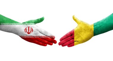 Gine ve İran bayrakları arasındaki el sıkışma ellerinde resmedilmiş şeffaf bir görüntü.