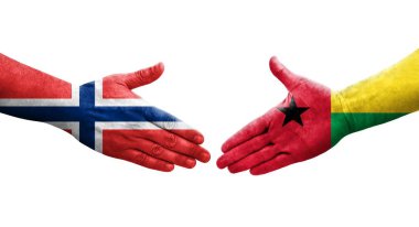 Ellerinde Gine Bissau ve Norveç bayrakları arasında el sıkışma, izole saydam görüntü.