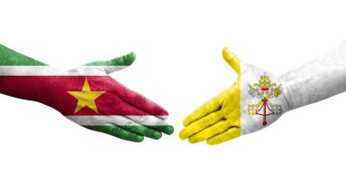 Kutsal Bakış ve Surinam bayrakları arasındaki tokalaşma elleri boyalı, izole şeffaf görüntü.