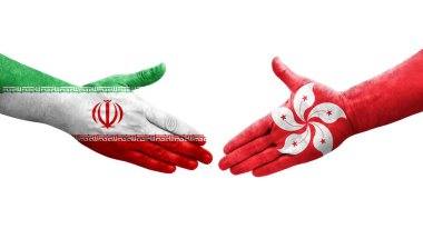 Hong Kong ve İran bayrakları arasındaki el sıkışma ellerinde resmedilmiş şeffaf bir görüntü..
