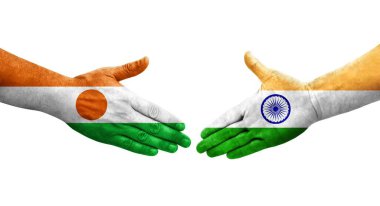 Hindistan ve Nijer bayrakları arasındaki el sıkışma ellere boyanmış, izole şeffaf görüntü.
