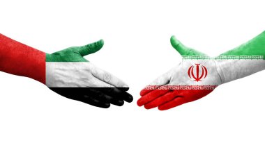İran ve BAE bayrakları arasındaki el sıkışma, izole edilmiş şeffaf görüntü.