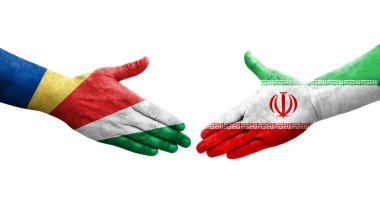 İran ve Seyşeller arasındaki el sıkışma ellerinde bayraklar, izole şeffaf görüntü.
