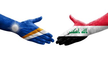 Irak ve Marshall Adaları arasındaki el sıkışma ellerinde bayraklar, izole edilmiş şeffaf görüntü.