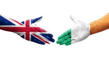 İrlanda ve Birleşik Krallık bayrakları arasında el sıkışma, izole şeffaf görüntü.