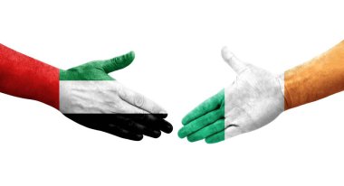 İrlanda ve BAE bayrakları arasındaki el sıkışma, izole edilmiş şeffaf görüntü.