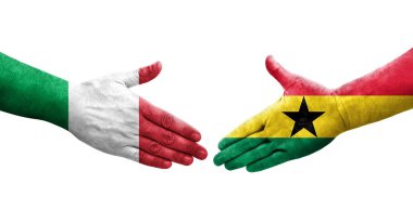 İtalya ve Gana bayrakları arasındaki tokalaşma elleri boyalı, izole şeffaf görüntü.