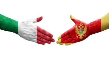 İtalya ile Karadağ arasındaki el sıkışma ellerinde boyanmış bayraklar, izole şeffaf görüntü.
