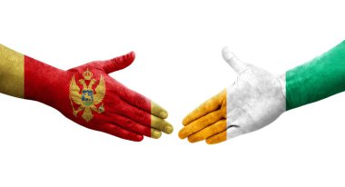 Fildişi Sahili ile Karadağ bayrakları arasındaki el sıkışma, izole edilmiş şeffaf görüntü.
