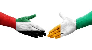 Fildişi Sahilleri ve BAE bayrakları arasındaki el sıkışma, izole şeffaf görüntü.