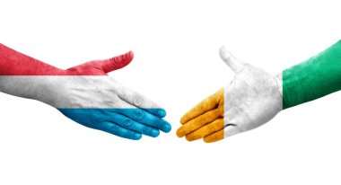 Fildişi Sahili ve Lüksemburg bayrakları arasında el sıkışma, izole şeffaf görüntü.