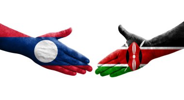 Kenya ve Laos bayrakları arasındaki tokalaşma elleri boyalı, izole şeffaf görüntü.
