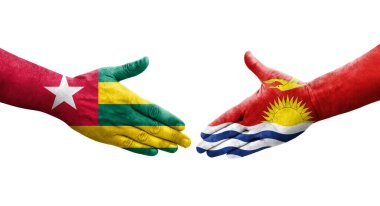 Ellerinde Kiribati ve Togo bayrakları arasında el sıkışma, izole şeffaf görüntü.