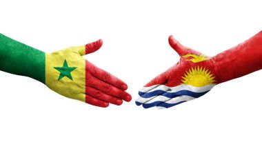 Ellerinde Kiribati ve Senegal bayrakları arasında el sıkışma, izole şeffaf görüntü.