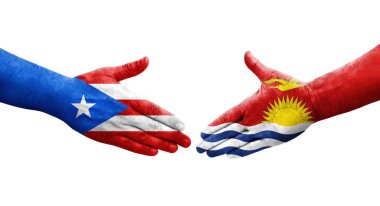 Kiribati ve Porto Riko bayrakları arasındaki el sıkışma ellerinde izole şeffaf görüntü.
