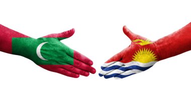 Kiribati ve Maldivler arasındaki el sıkışma ellerinde boyanmış bayraklar, izole şeffaf görüntü.