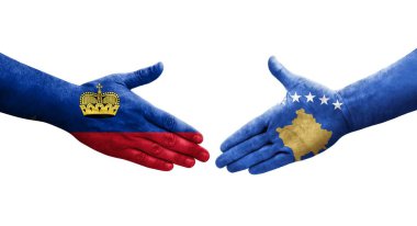 Kosova ile Lihtenştayn arasındaki el sıkışma ellerinde boyanmış bayraklar ve izole edilmiş şeffaf görüntü.