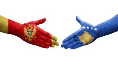 Kosova ile Karadağ arasındaki el sıkışma, elde boyanmış bayraklar ve izole edilmiş şeffaf görüntü.