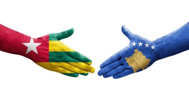 Kosova ile Togo bayrakları arasındaki el sıkışma, izole edilmiş şeffaf görüntü.
